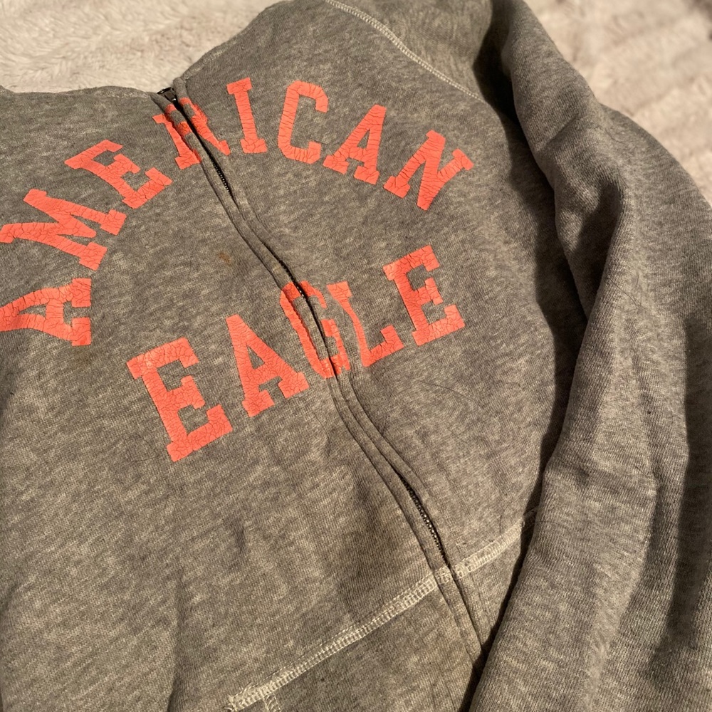 gray sweatshirt